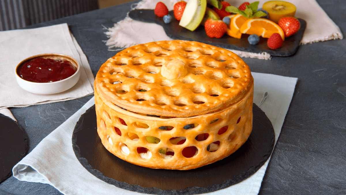 Essbarer Obstkorb mit Frischkäsecreme und frischem Obst