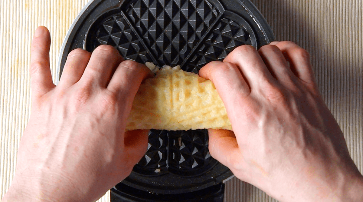 Reiswaffel mit Gurkenschale und Geflügelsalat werden zu einer Rolle zusammengerollt