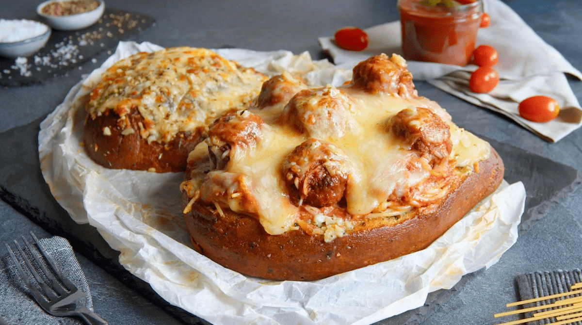 Gefülltes Brot mit Spaghetti und Hackbällchen in Tomatensauce mit Mozzarella