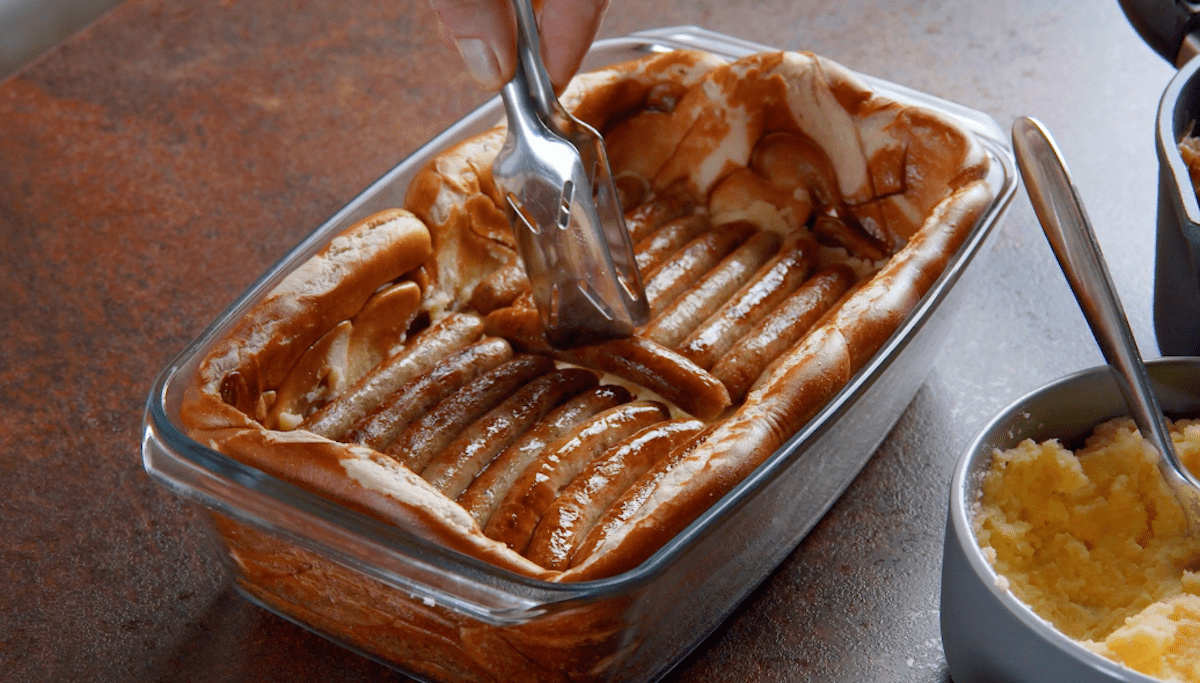 Auf gebackene Laugenbrezeln werden Nürnberger Würstchen gelegt