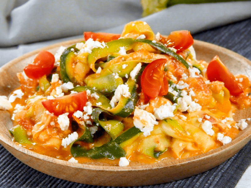 Ein Teller mit One-Pot-Tomaten-Feta-Zoodles.