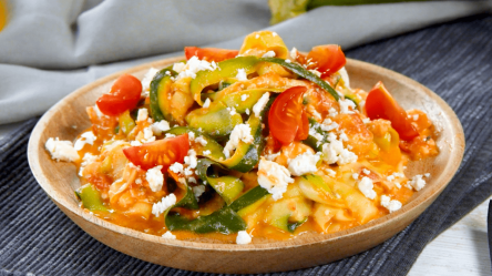 Ein Teller mit One-Pot-Tomaten-Feta-Zoodles.