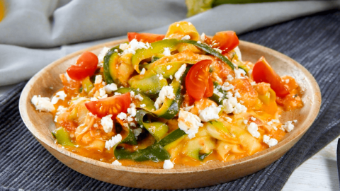 Ein Teller mit One-Pot-Tomaten-Feta-Zoodles.