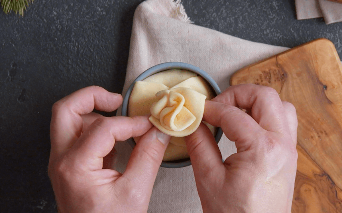 Überlappender Teig wird zu einem Päckchen zusammengedrückt