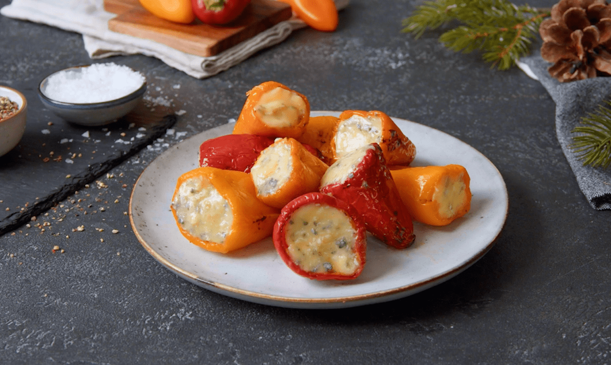 Mit Bavaria blu und Ei gefüllte Paprika