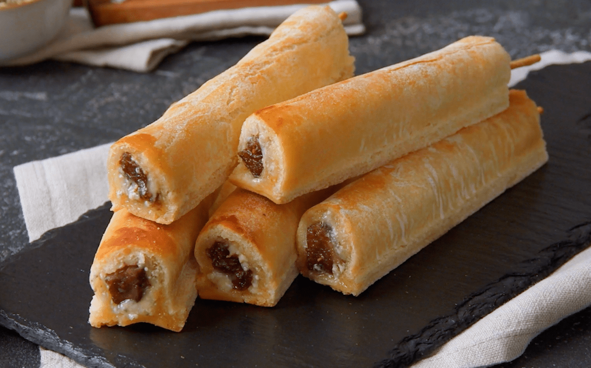 Fleisch-Käse-Spieße mit Pizzateig