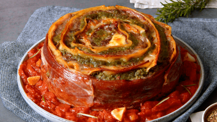 Hackfleischrolle, serviert auf einem Teller.