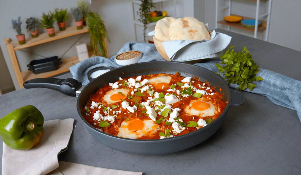Fertiges, superguÌˆnstiges Gericht: leckere Shakshuka mit Pita-Brot