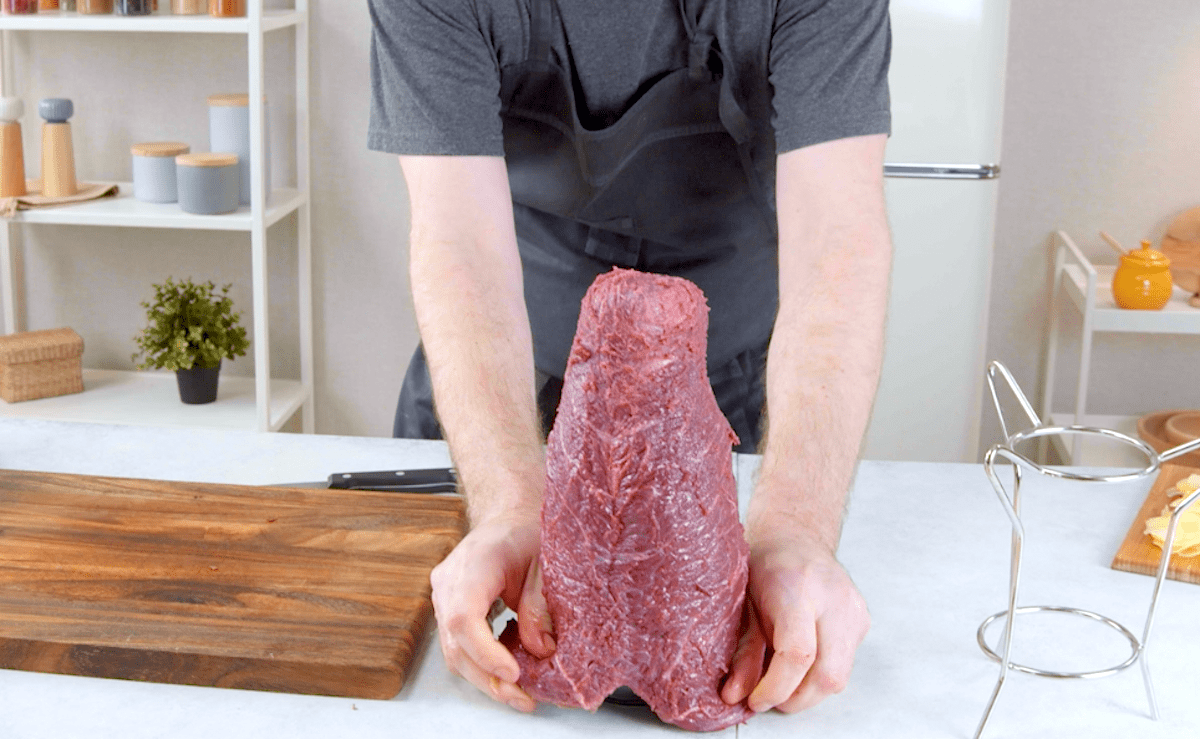 Der aufgeschnittene Tafelspitz wird über eine Flasche gestülpt.