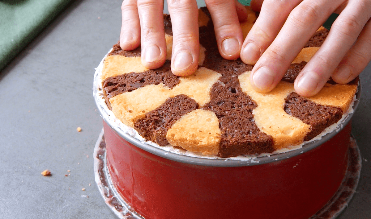 Plätzchenplatte wird auf Nugat gedrückt