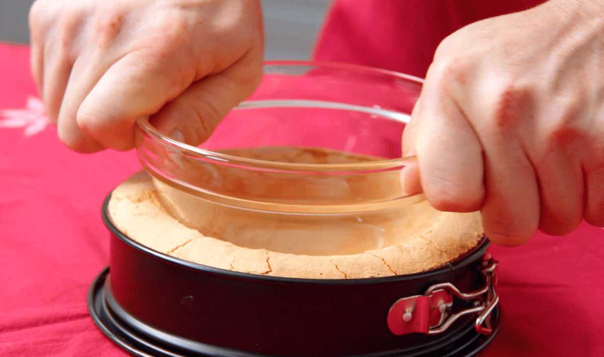 Eine Schüssel wird in einen Kuchenboden gedrückt