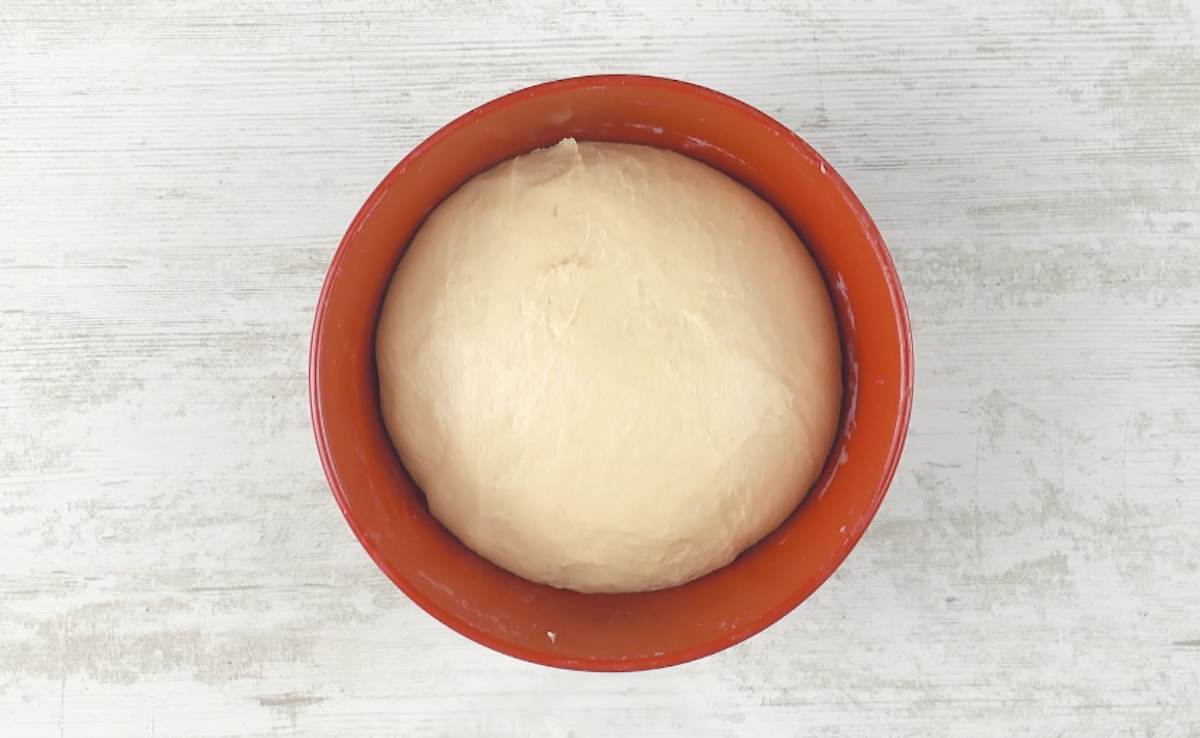 Hefeteig in roter Schüssel