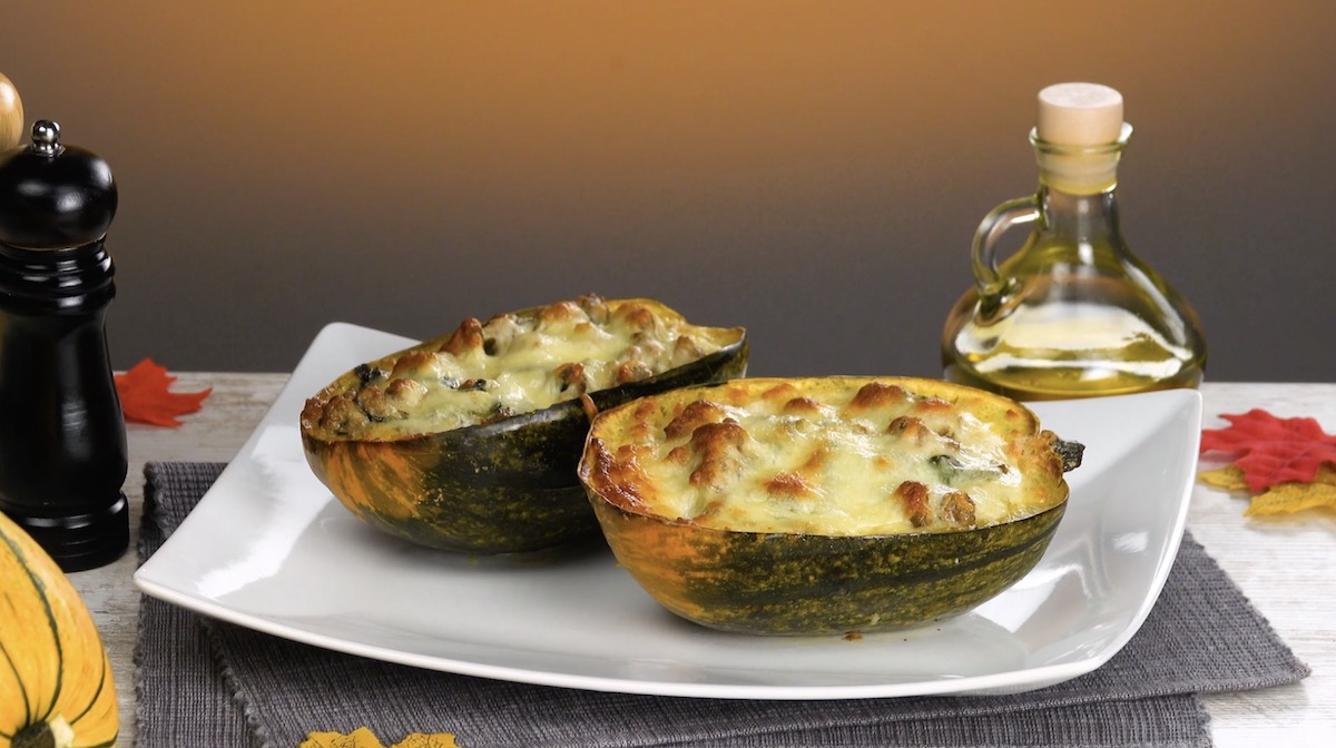 Zwei halbe Spaghettikürbisse mit Hackfleisch und Mozzarella