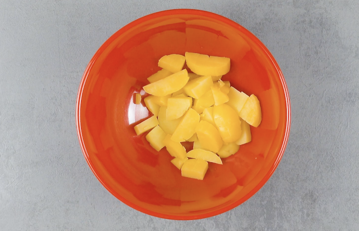 Klein geschnittene, gekochte Kartoffel in Schüssel