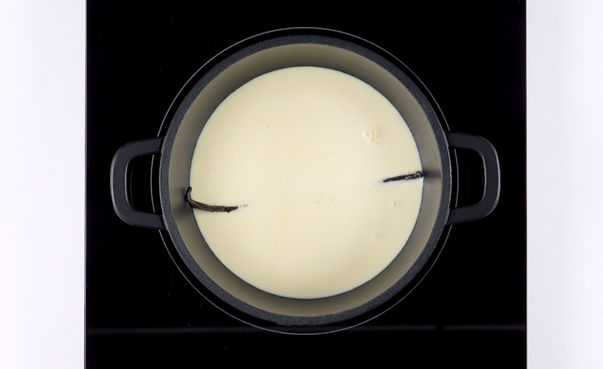 Sahne mit Vanilleschote wird im Topf erwärmt