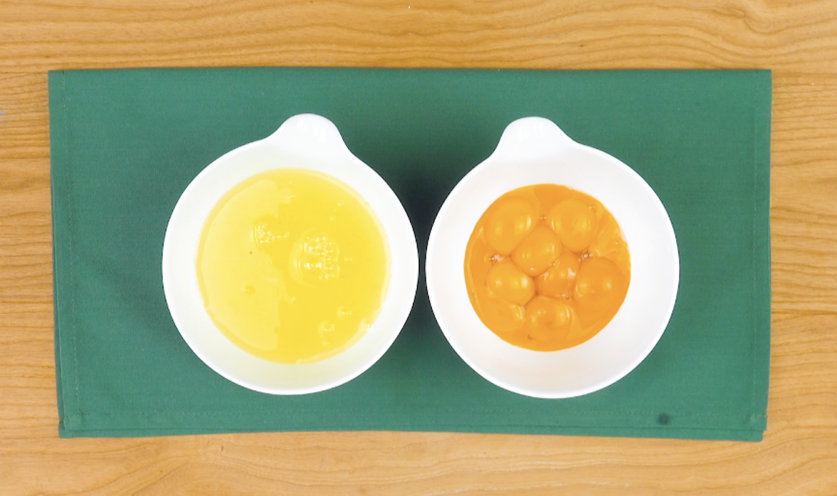 Eigelbe und Eiweiße in 2 verschiedenen Schüsseln