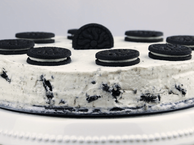 Tortenplatte mit Oreo-Käsekuchen