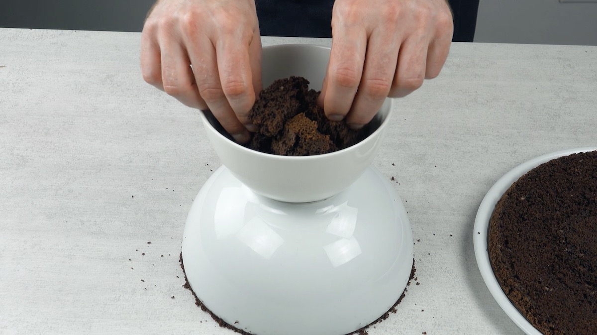 Kuchenreste werden für die spätere Verzierung in einer Schale gesammelt.