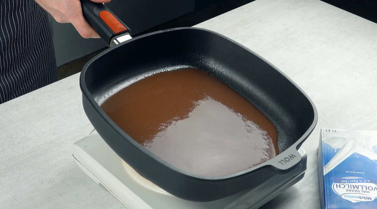 Schoko-CrÃªpes werden nacheinander in Pfanne ausgebacken