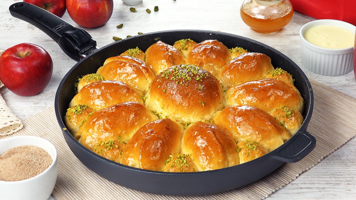 Süßes Apfelbrot in der Pfanne mit gehackten Pistazien
