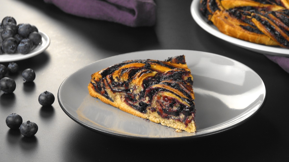 Ein Stück Hefezopf mit Heidelbeeren