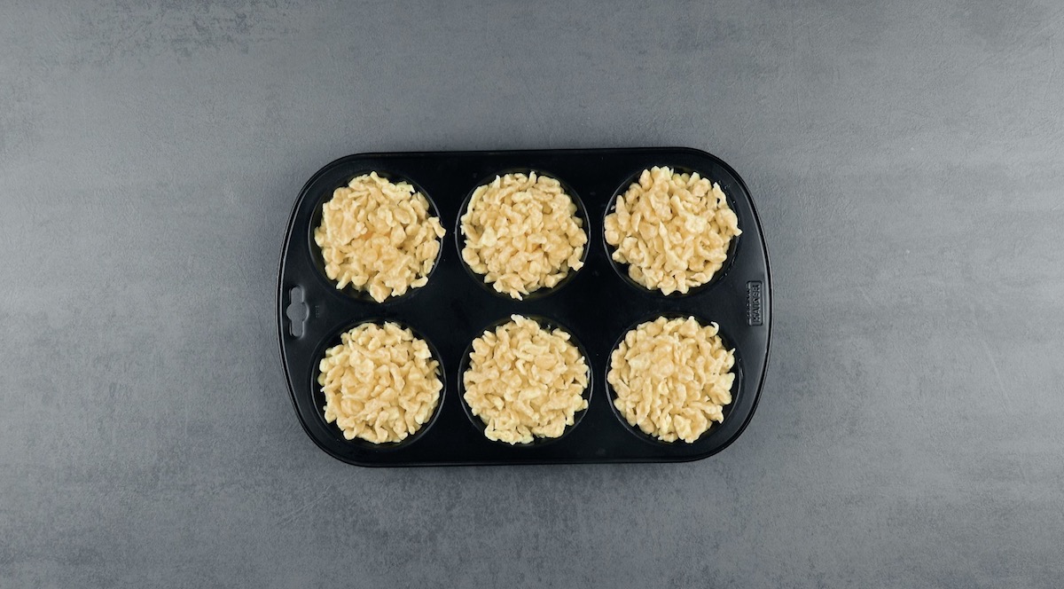 Spätzle in einer Muffinform