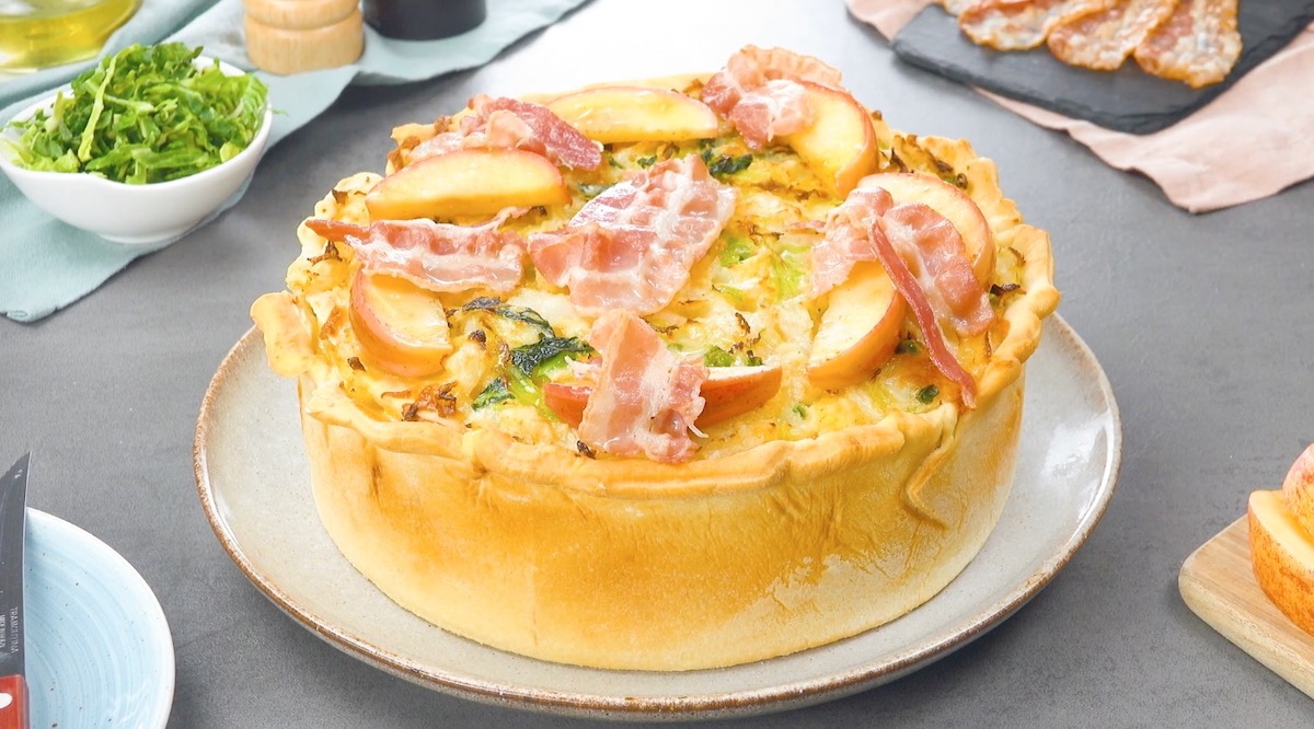 Herzhafter Kuchen mit Pizzateig, Wirsing, Äpfeln und Speck