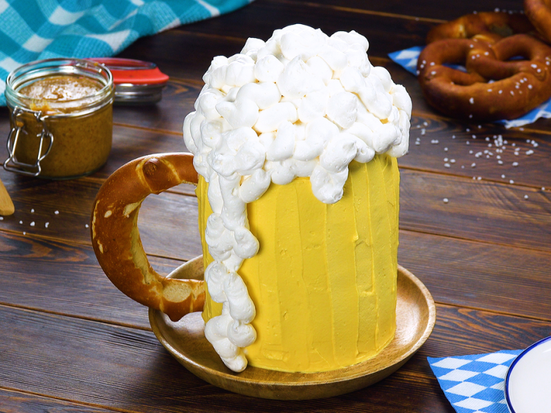 Ein Kuchen, der aussieht wie ein Bierkrug.