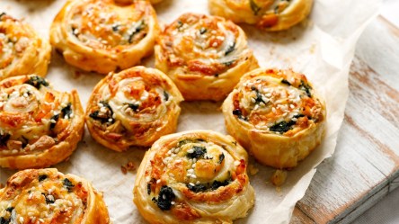 Blätterteig-Spinat-Schnecken auf Backpapier