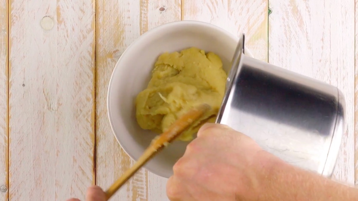 Brandteig wird in Schüssel gefüllt