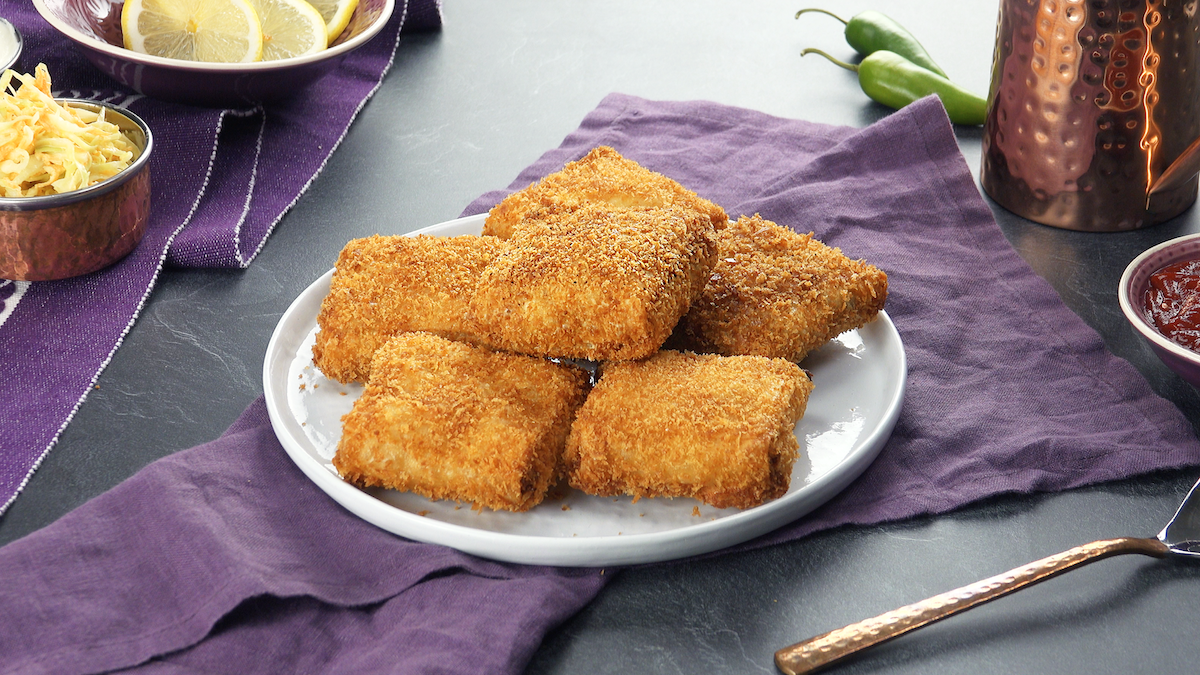 Frittierte Samosas mit Tandoori-Hühnchen und Coleslaw als Füllung