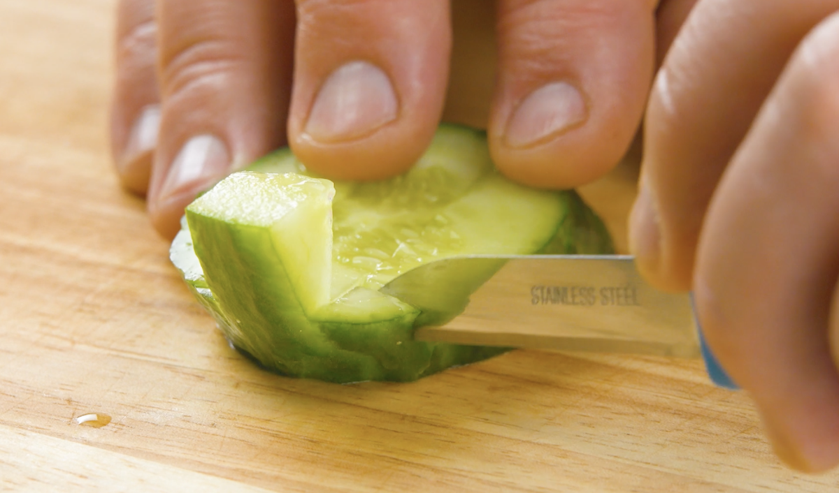 Aus Gurkenscheibe wird Schildkrötenkörper geschnitzt