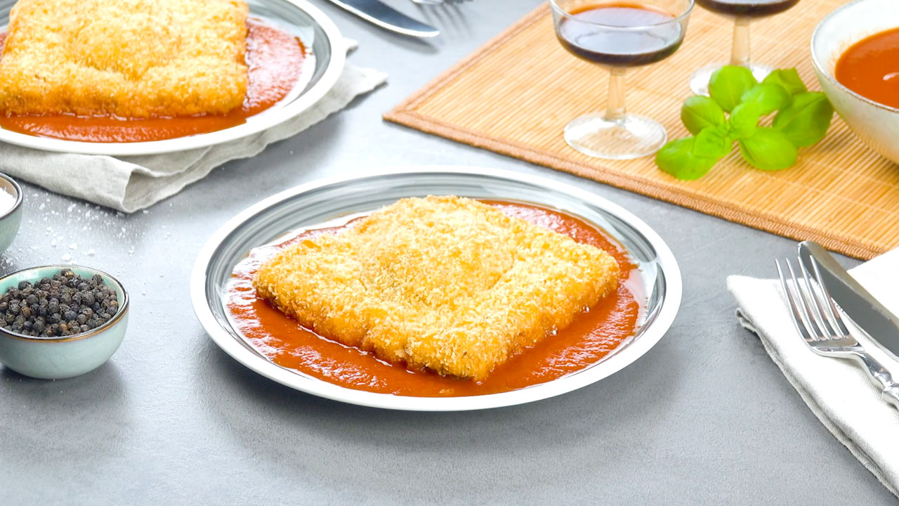 XXL-Ravioli auf Teller auf Marinarasoße