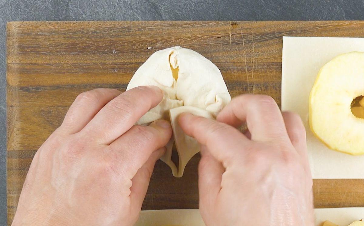 Apfelscheiben werden in Blätterteig eingeschlagen