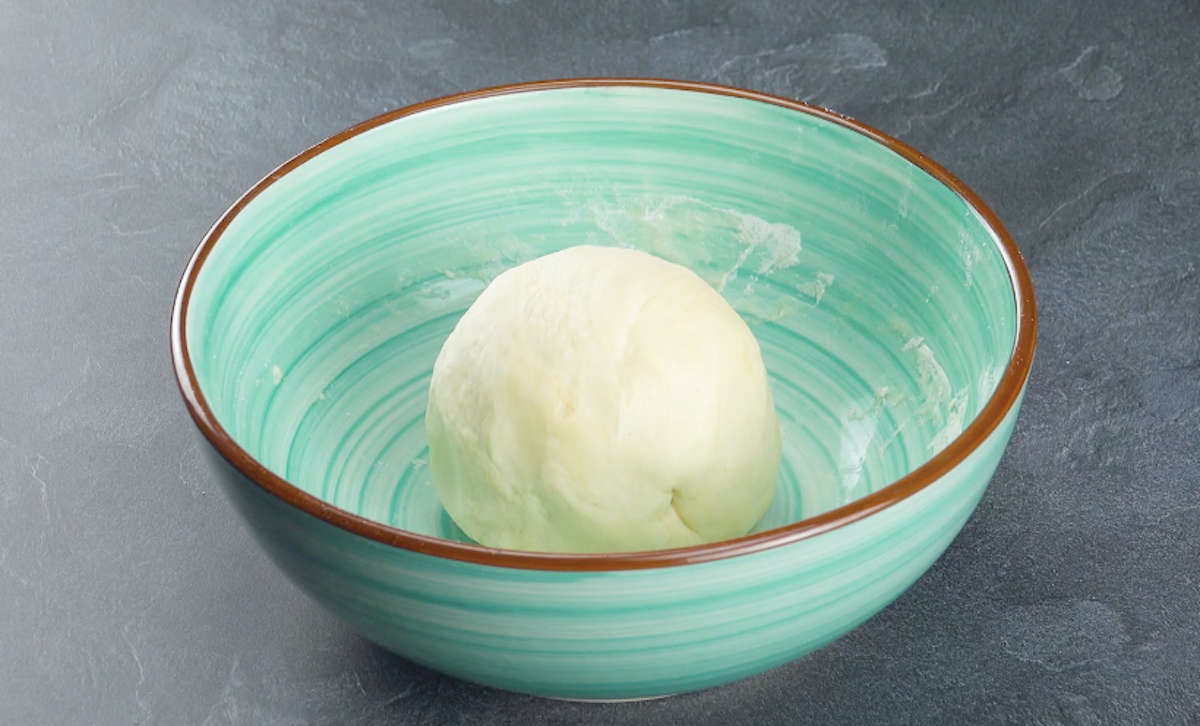 Samosa-Teig als Kugel in Schüssel