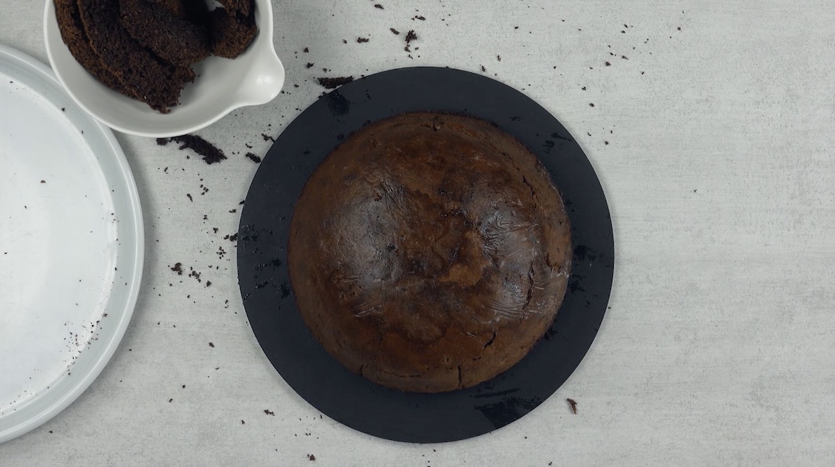 Der Schokoladenkuchen wird nach der Kühlzeit gestürzt.