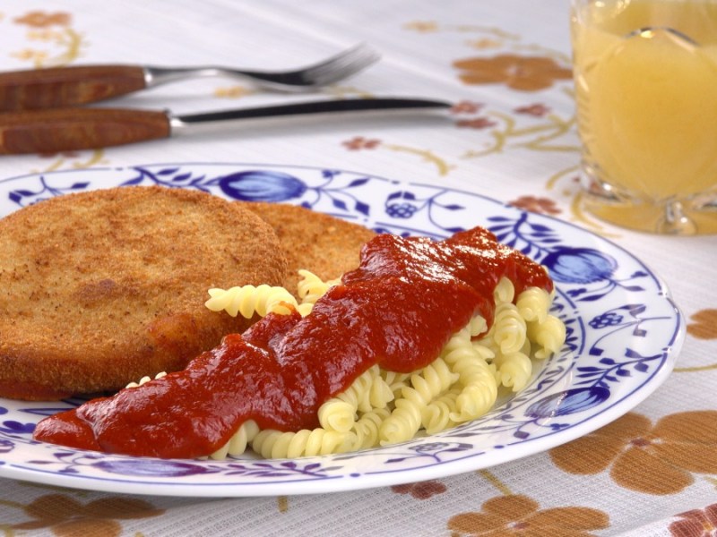DDR-Jägerschnitzel mit Tomatensoße und Spiralnudeln