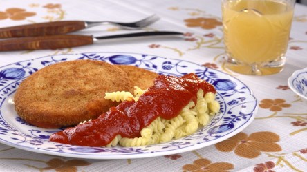 DDR-Jägerschnitzel mit Tomatensoße und Spiralnudeln