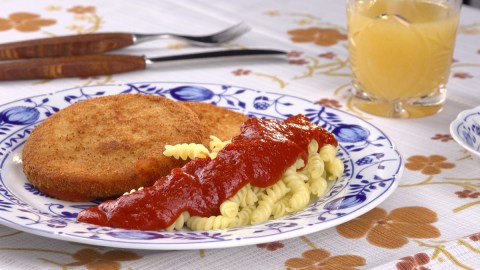 DDR-Jägerschnitzel mit Tomatensoße und Spiralnudeln
