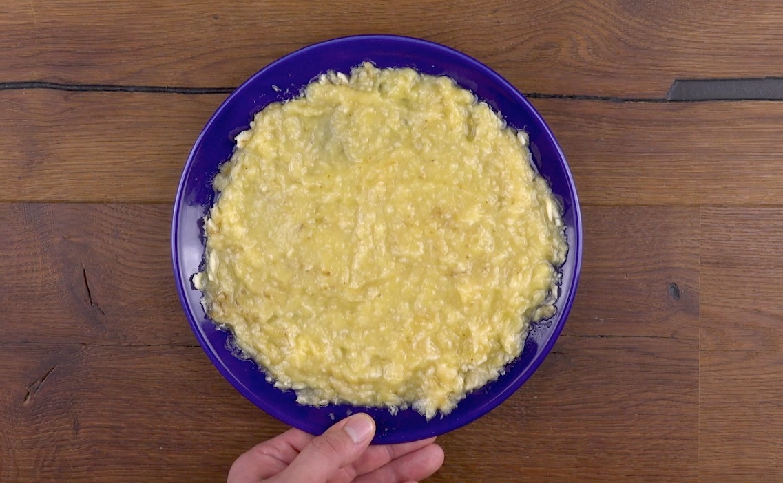 Bananen werden in SchÃ¼ssel zerdrÃ¼ckt