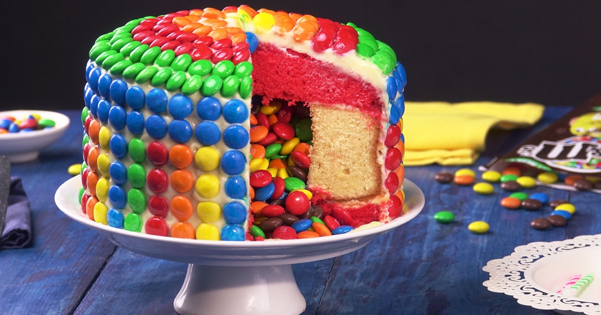 Angeschnittener Überraschungskuchen mit Smarties verziert