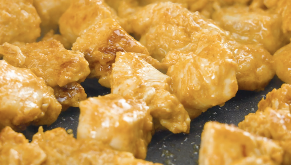 Tandoori-Hühnchen wird in Pfanne angebraten