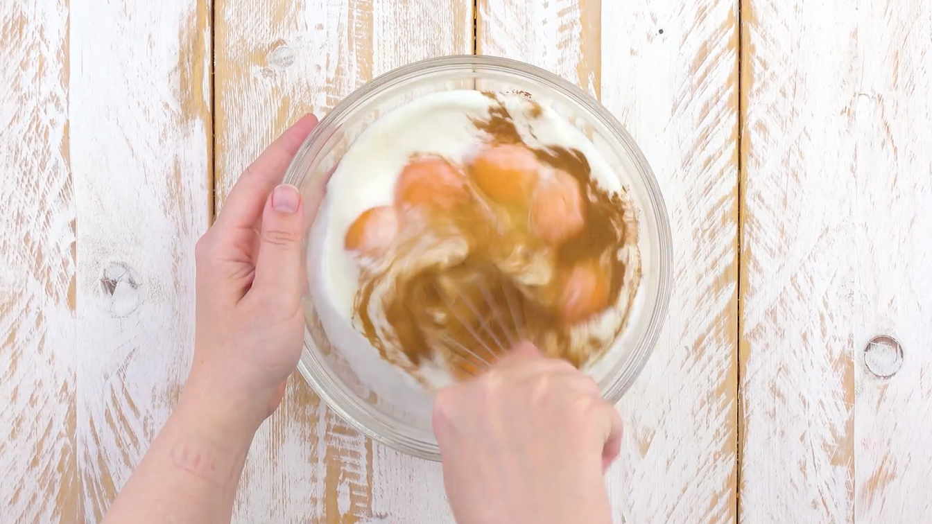 Eier, Milch, Zimt und Zucker werden in großer Schüssel verquirlt