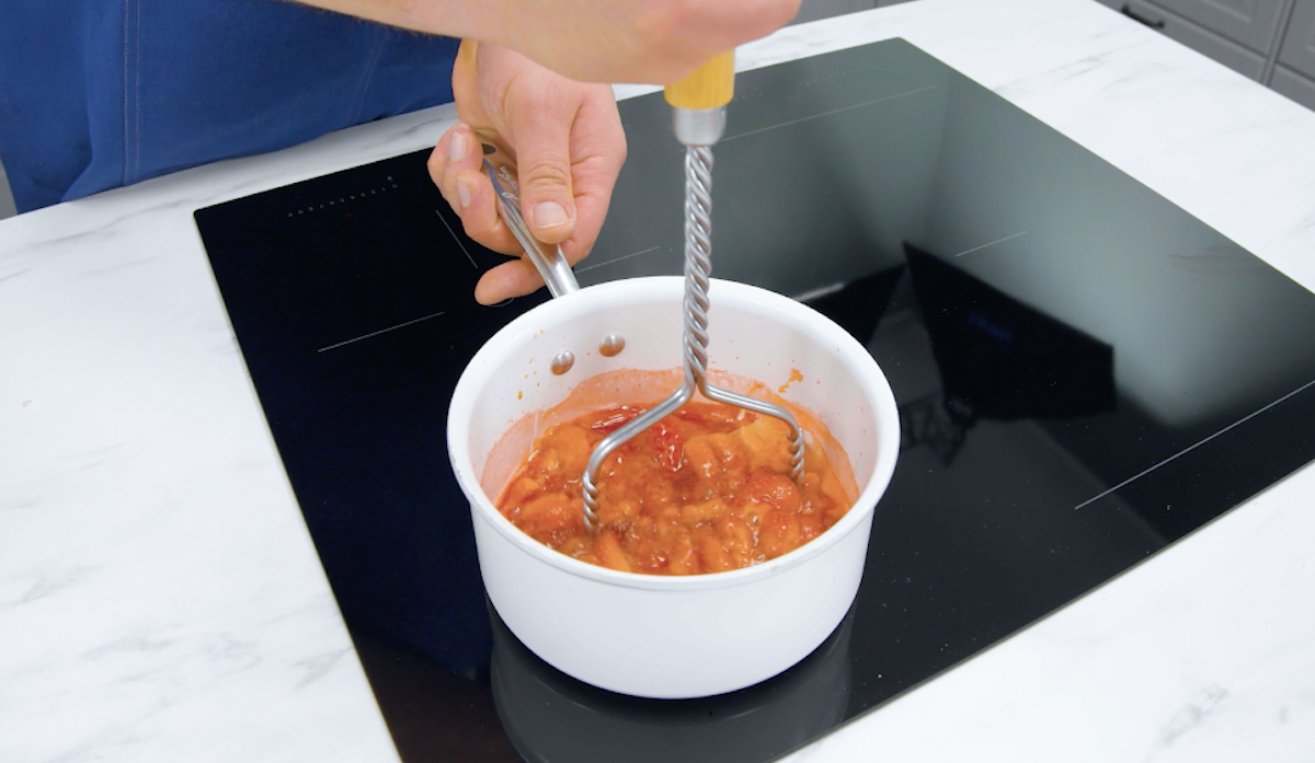 Erdbeeren werden eingekocht und mit Kartoffelstampfer zerdrÃ¼ckt