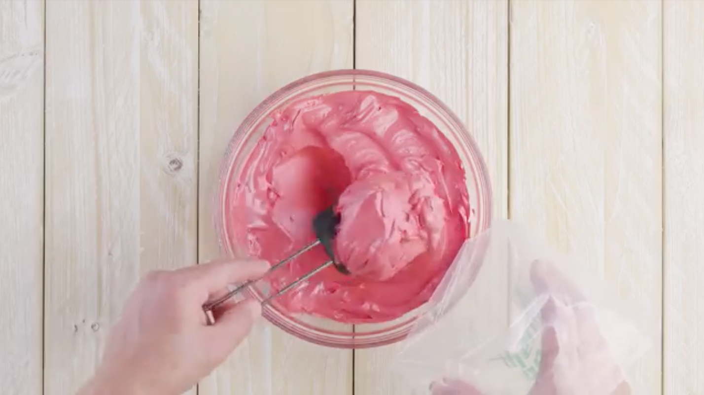 Eiscreme wird in Spritzbeutel gefüllt