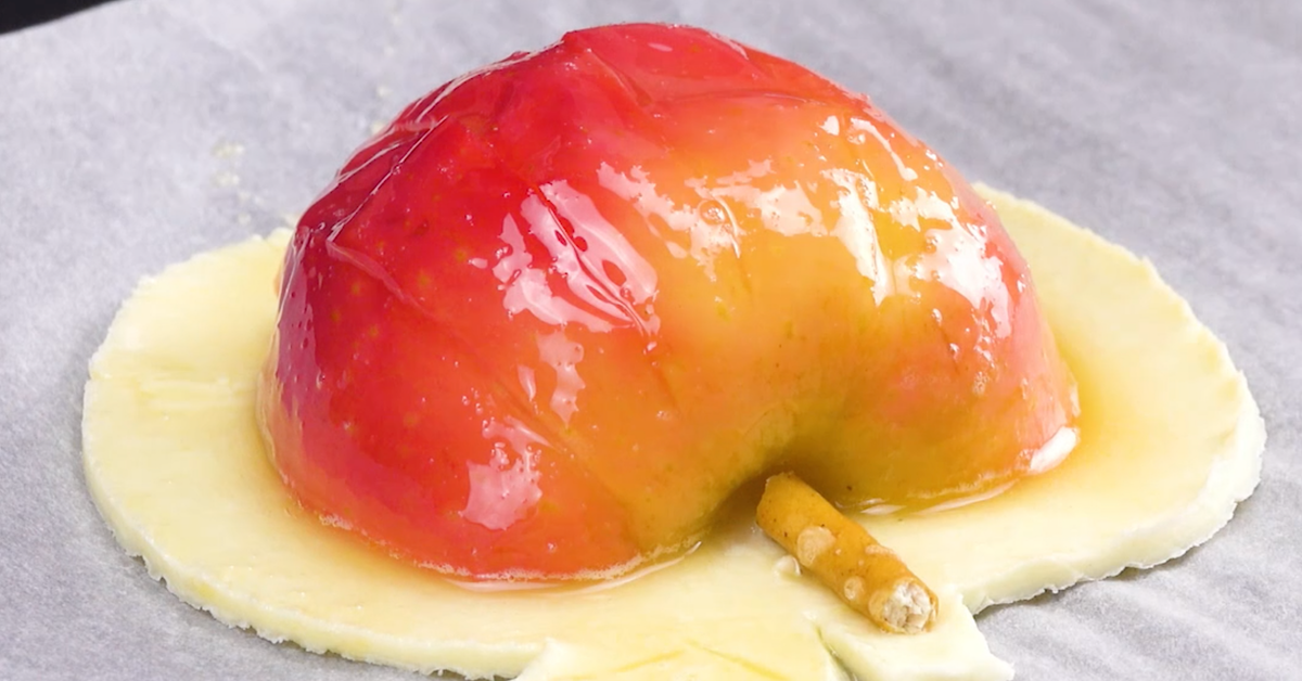 Blätterteigrand wird mit Ei und Puderzucker bestrichen