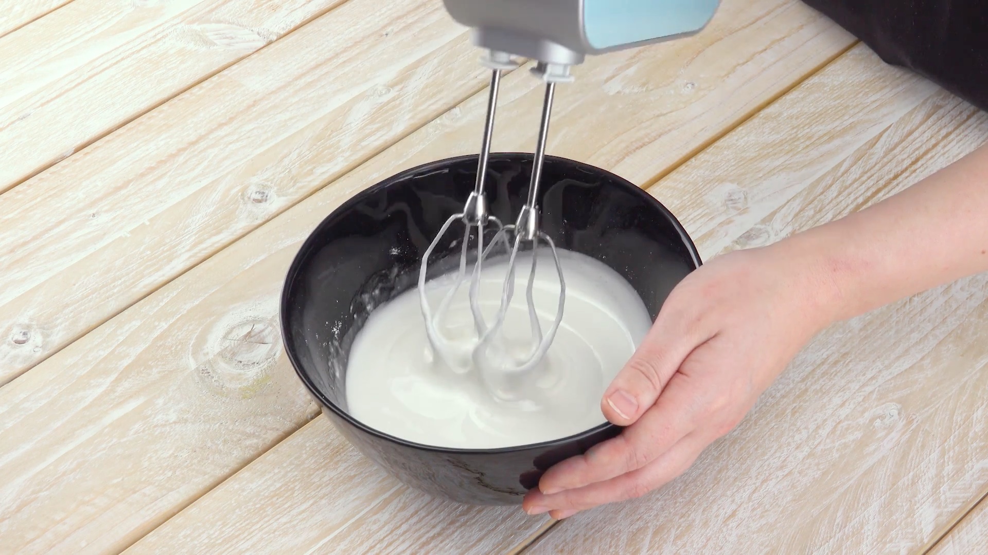 Puderzucker, Eiweiß und Salz werden mit Handrührgerät zu cremiger Masse verrührt