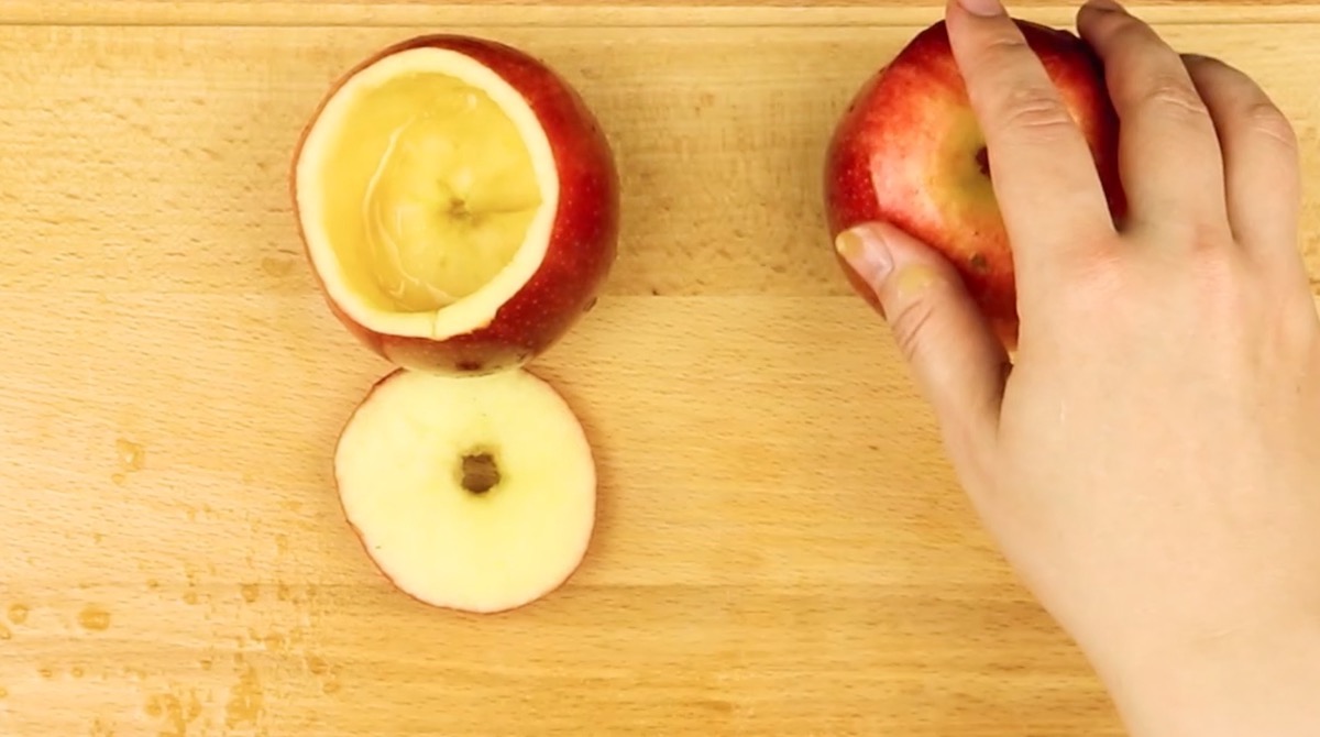 Zwei Ã„pfel werden ausgehÃ¶hlt, um spÃ¤ter als TrinkgefÃ¤ÃŸ zu dienen