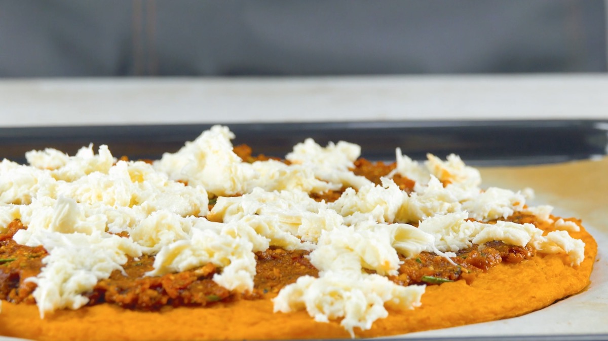 Gezupfter Mozzarella auf rotem Pesto auf Kürbis-Pizza