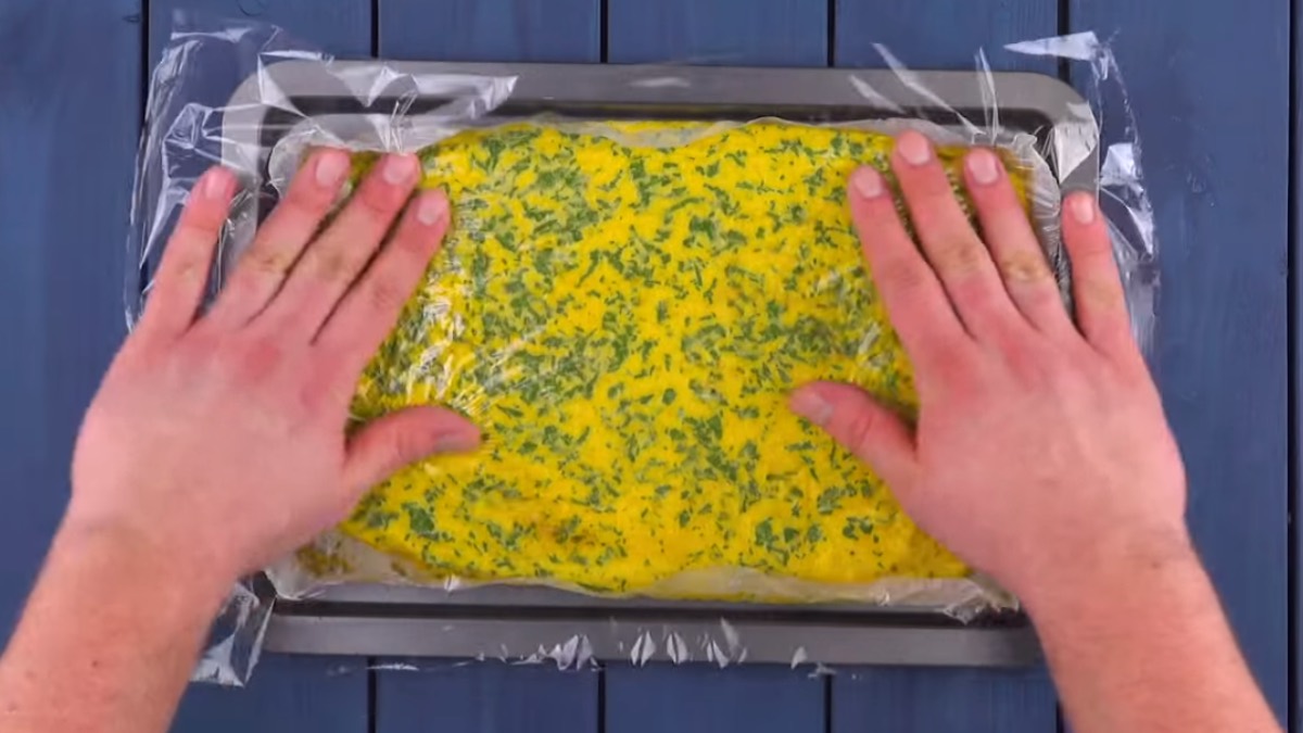 Klarsichtfolie wird über Omelett ausgebreitet